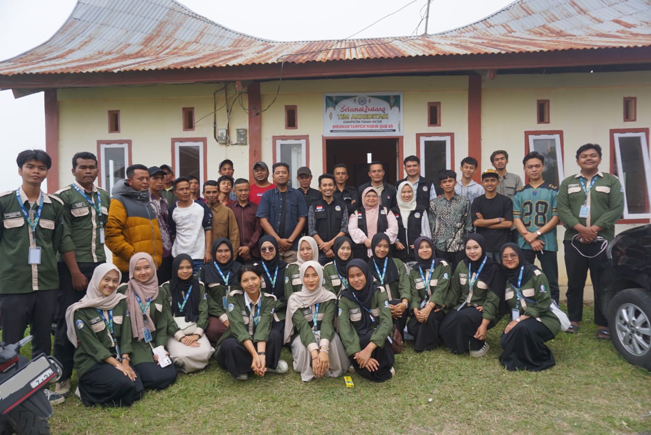 Tim LPM UNP bersama Mahasiswa usai kegiatan pelatihan di Nagari Singgalang, Kecamatan X Koto, Kabupaten Tanahdatar.