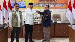 Staf Ahli Bupati Kabupaten Solok Selatan Dr. H. Novirman, SKM., MM didampingi Kalaksa BPBD Solok Selatan Novi Hendrix saat menyerahkan Cindramata kepada Kasubditdisdal Maryanto, S. Kom., M.Si.