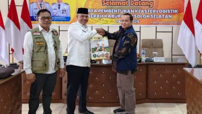 Staf Ahli Bupati Kabupaten Solok Selatan Dr. H. Novirman, SKM., MM didampingi Kalaksa BPBD Solok Selatan Novi Hendrix saat menyerahkan Cindramata kepada Kasubditdisdal Maryanto, S. Kom., M.Si.