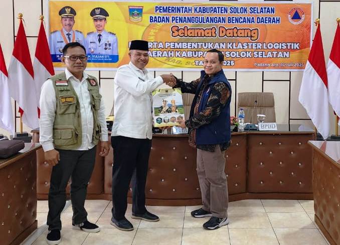 Staf Ahli Bupati Kabupaten Solok Selatan Dr. H. Novirman, SKM., MM didampingi Kalaksa BPBD Solok Selatan Novi Hendrix saat menyerahkan Cindramata kepada Kasubditdisdal Maryanto, S. Kom., M.Si.