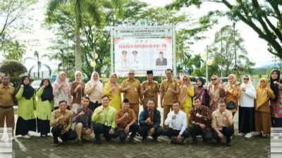 Wakil Bupati Solok Selatan H Yulian Efi, Sekretaris Daerah Dr H Syamsurizaldi, S.IP, SE, MM Kadis Koperidag Akmal Hamdi usai upacara peringatan Hari Koperasi ke 79.
