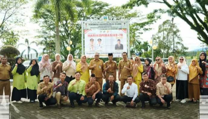 Wakil Bupati Solok Selatan H Yulian Efi, Sekretaris Daerah Dr H Syamsurizaldi, S.IP, SE, MM Kadis Koperidag Akmal Hamdi usai upacara peringatan Hari Koperasi ke 79.