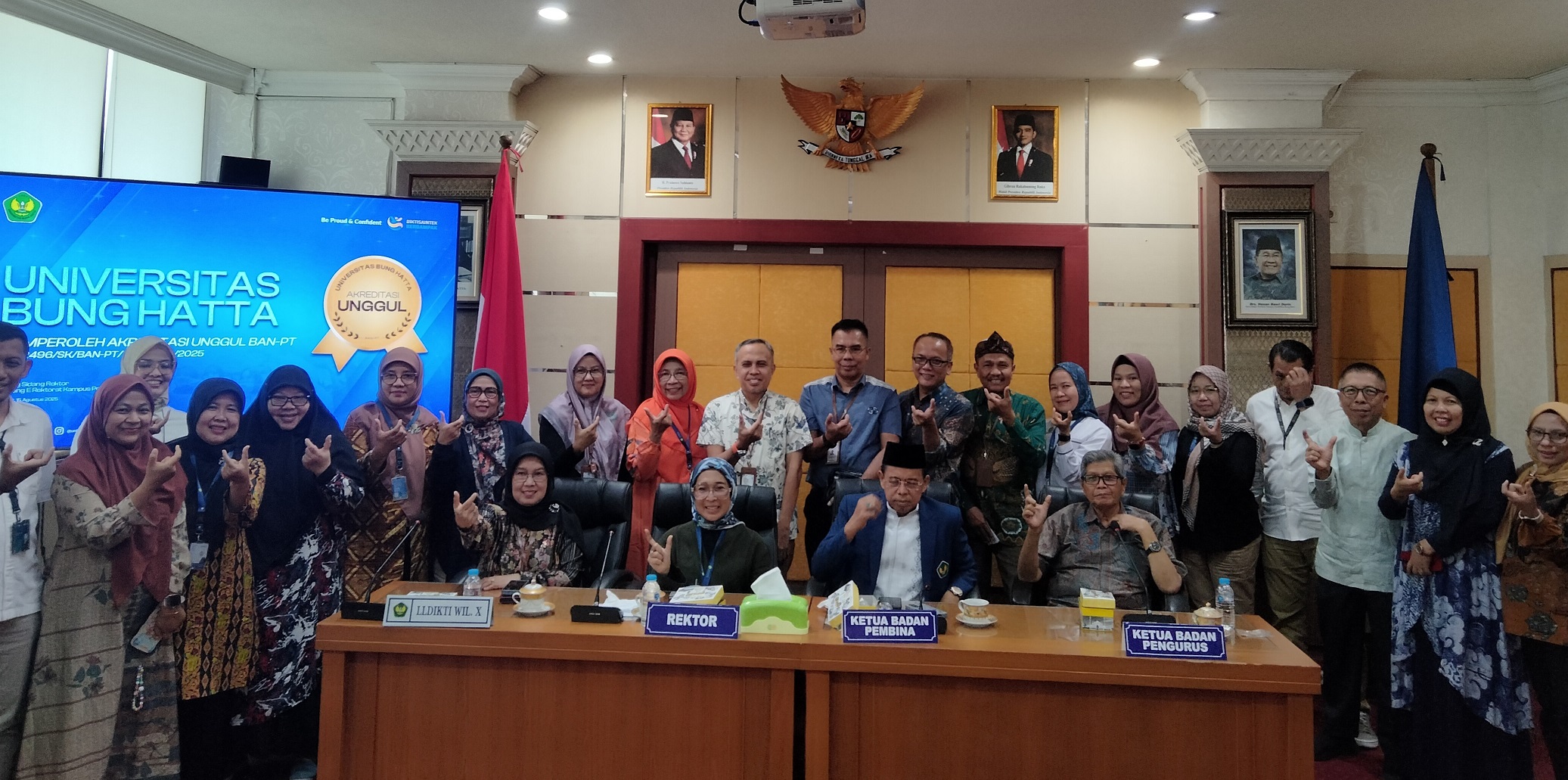 Kepala LLDikti Wilayah X Afdalisma, Rektor UBH, Prof. Dr. Diana Kartika, Ketua Badan Pembina Yayasan Pendidikan Bung Hatta, Prof. Ganefri, Ph.D, Ketua Badan Pengurus Yayasan Pendidikan Bung Hatta, Prof. Dr. Nizwardi Jalinus, M.Ed, bersama civitas akademik UBH.