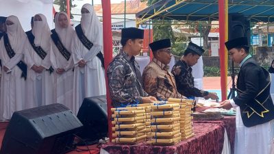 Kegiatan Wisuda Tahfiz di Komplek Perumahan Dangau Teduh, Cengkeh Nan XX, Kecamatan Lubuk Begalung, Kota Padang