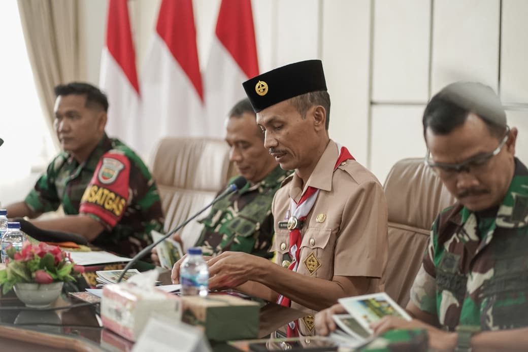 Wakil Bupati Solok Selatan H Yulian Efi bersama Tim Pengawasan dan evaluasi TMMD Ke 125 Mayjen TNI Alvis Anwar