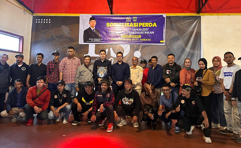 Wakil Ketua DPRD Sumbar Erick Hamdani, SE Dt. Ambasa bersama Ketua DPRD Padangpanjang Imbral, SE dan wartawan usai Sosialisasi Perda Nomor 7 Tahun 2017, Minggu (24/08/2025).