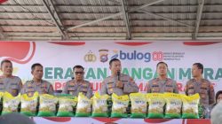 Kapolres Pasaman Barat AKBP. Agung Tribawanto, S.IK saat kegiatan Gerakan Pangan Murah di Halaman Polres Pasaman Barat