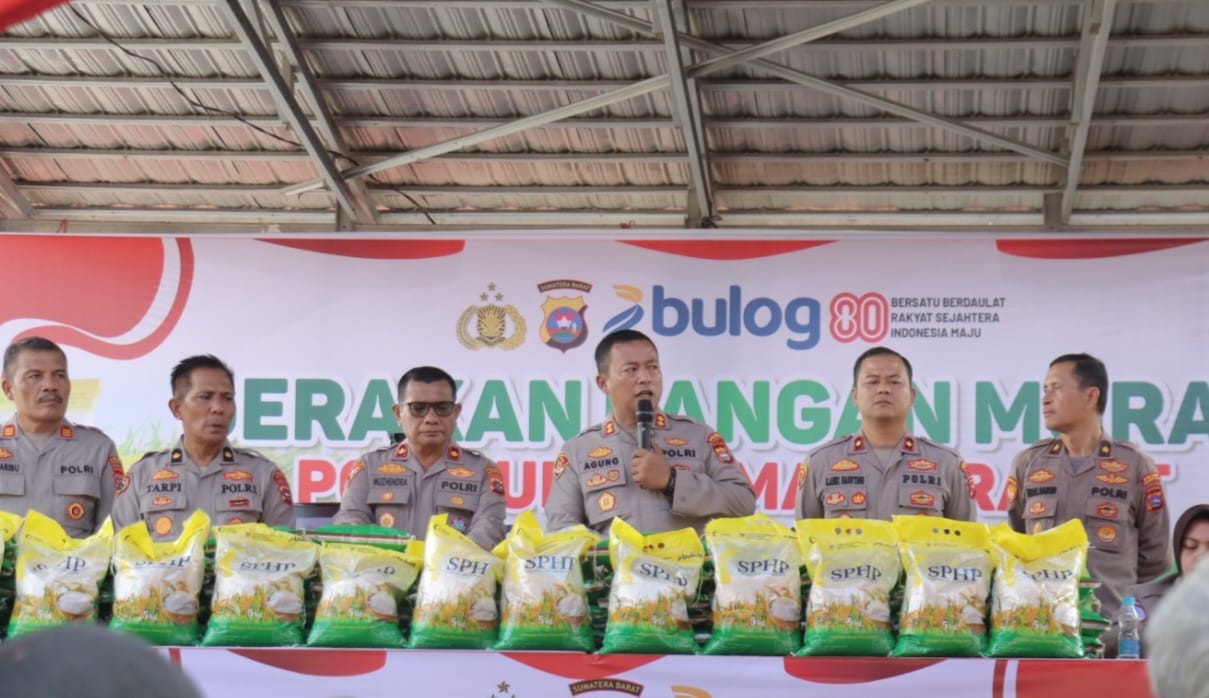 Kapolres Pasaman Barat AKBP. Agung Tribawanto, S.IK saat kegiatan Gerakan Pangan Murah di Halaman Polres Pasaman Barat