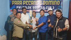 Ketua PWI Solok Selatan Hendrivon di dampingi ketua PanitiaTurnamen PWI Cup III,Desmeldi Kampai menyerahkan hadiah kepada juara I dr. Toni Hardian dan Budi di Kantor PWI Solok Selatan di Padang Alai.