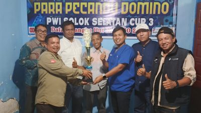 Ketua PWI Solok Selatan Hendrivon di dampingi ketua PanitiaTurnamen PWI Cup III,Desmeldi Kampai menyerahkan hadiah kepada juara I dr. Toni Hardian dan Budi di Kantor PWI Solok Selatan di Padang Alai.