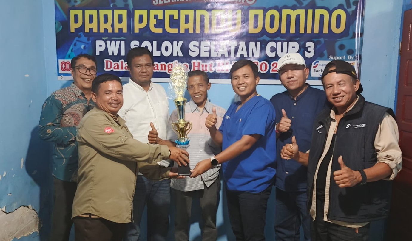 Ketua PWI Solok Selatan Hendrivon di dampingi ketua PanitiaTurnamen PWI Cup III,Desmeldi Kampai menyerahkan hadiah kepada juara I dr. Toni Hardian dan Budi di Kantor PWI Solok Selatan di Padang Alai.