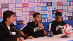 Pelatih Semen Padang FC, Eduardo Almeida, saat konferensi pers jelang pertandingan, di Stadion H. Agus Salim, Padang,  Kamis, (14/08/2025).