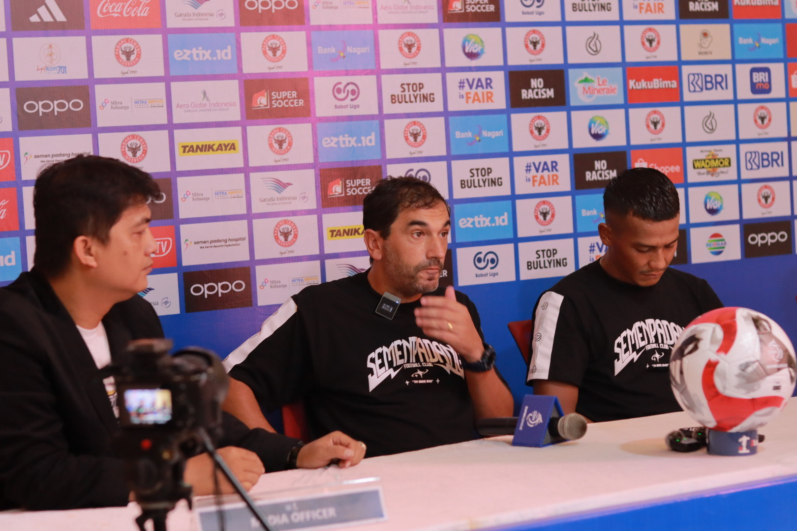Pelatih Semen Padang FC, Eduardo Almeida, saat konferensi pers jelang pertandingan, di Stadion H. Agus Salim, Padang,  Kamis, (14/08/2025).