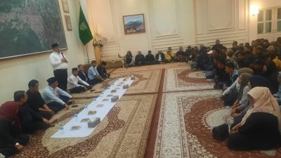 Wali Kota Padangpanjang Hendri Arnis bersama THL Kategori R4 yang sempat dirumahkan, saat bertemu di Rumah Dinas Wali Kota, Jum’at malam.  
