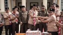 Wakil Bupati Solok Selatan H Yulian Efi,Ketua DPRD Solok Selatan Martius,Sekretaris Daerah Dr H Syamsurizaldi,S.IP,SE,MM saat menerimah kue Ulang Tahun Hari Pramuka.