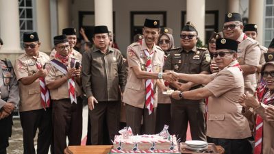 Wakil Bupati Solok Selatan H Yulian Efi,Ketua DPRD Solok Selatan Martius,Sekretaris Daerah Dr H Syamsurizaldi,S.IP,SE,MM saat menerimah kue Ulang Tahun Hari Pramuka.