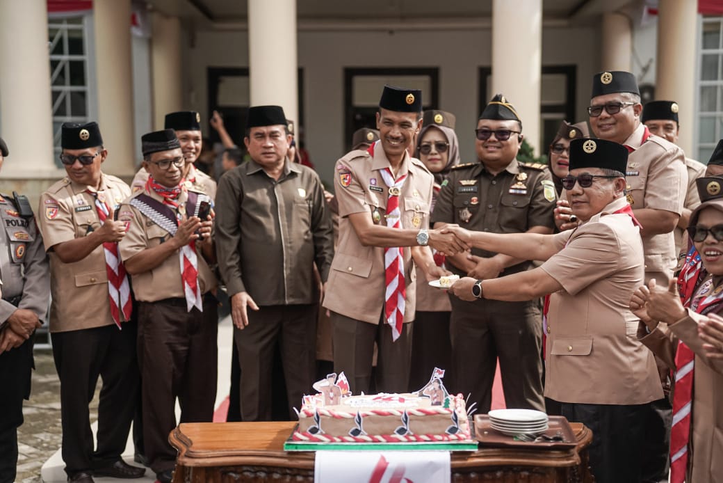 Wakil Bupati Solok Selatan H Yulian Efi,Ketua DPRD Solok Selatan Martius,Sekretaris Daerah Dr H Syamsurizaldi,S.IP,SE,MM saat menerimah kue Ulang Tahun Hari Pramuka.