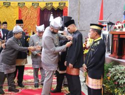 Kepala Unit Komunikasi dan Kesekretariatan PT Semen Padang Terima Pin Emas dari Pemko Padang