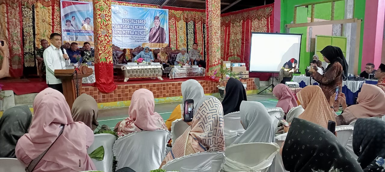 Anggota Komisi IX DPR-RI dari Fraksi Gerindra Ade Rezki Pratama saat Sosialisasi Program Bangga Kencana di Nagari Sunua Barat, Kecamatan Nan Sabaris, Kabupaten Padangpariaman.