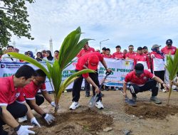 Bersama Pimpinan Instansi Vertikal, PLN Sumbar Hijaukan Pesisir Pantai Padang