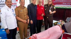 Kajari Padangpanjang Adhi Setyo Prabowo bersama Sekdako Sonny Budaya Putra, Ketua DPRD Imbral, dan Ketua PMI saat kegiatan Donor Darah Peringatan Hari Kejaksaan, Selasa (26/08/2025)