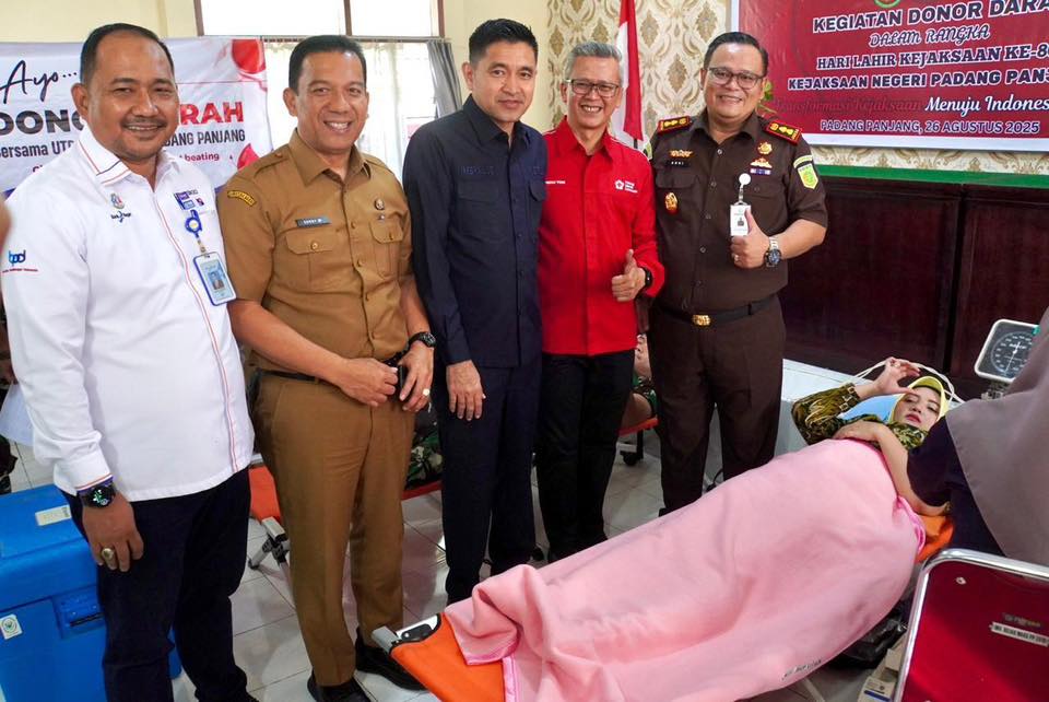 Kajari Padangpanjang Adhi Setyo Prabowo bersama Sekdako Sonny Budaya Putra, Ketua DPRD Imbral, dan Ketua PMI saat kegiatan Donor Darah Peringatan Hari Kejaksaan, Selasa (26/08/2025)