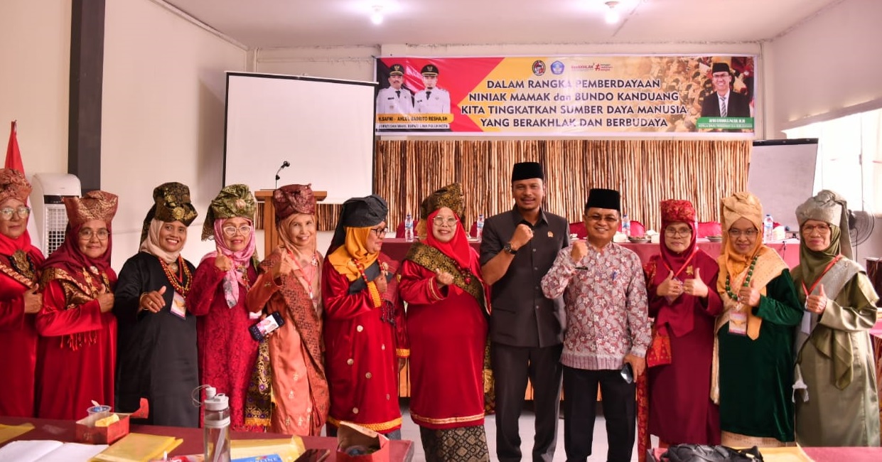 Anggota DPRD Limapuluh Kota Safrinal Dt. Jambek saat penutupan Peningkatan Kapasitas Ninik Mamak dan Bundo Kanduang Nagari Guguak VIII Koto Kecamatan Guguak 