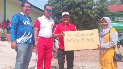 Kepala Kemenag Solok Selatan Fitriyoni SH, MH,Asisten I Bidang Pemerintahan dan Kesra Drs H Efi Yandri, M.Si, Wakapolres Solok Selatan Kompol Harry Mariza Putra,S.H, S.Si menyerahkan hadiah