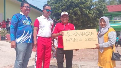 Kepala Kemenag Solok Selatan Fitriyoni SH, MH,Asisten I Bidang Pemerintahan dan Kesra Drs H Efi Yandri, M.Si, Wakapolres Solok Selatan Kompol Harry Mariza Putra,S.H, S.Si menyerahkan hadiah