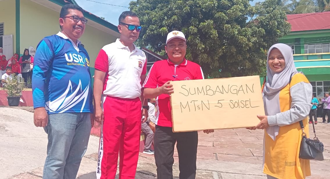 Kepala Kemenag Solok Selatan Fitriyoni SH, MH,Asisten I Bidang Pemerintahan dan Kesra Drs H Efi Yandri, M.Si, Wakapolres Solok Selatan Kompol Harry Mariza Putra,S.H, S.Si menyerahkan hadiah