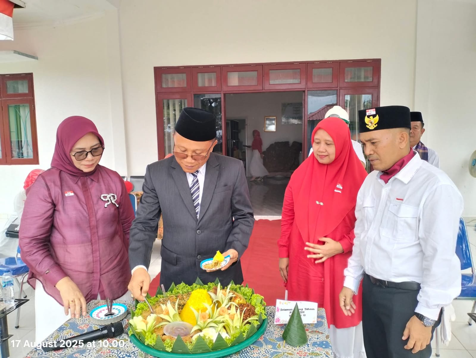 Pemotongan Tumpeng oleh Direktur Utama PT. RPSM Syamsudin saat peringatan HUT PT. RPSM ke 10 dan HUT ke 80 Republik Indonesia, Minggu (17/08/2025)