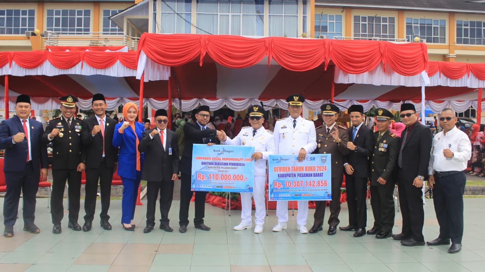 Penyerahan Beasiswa Pendidikan dan Deviden leh Bank Nagari Cabang Simpang Empat kepada Bupati dan Wakil Bupati Pasaman Barat, Minggu (17/08/2025)