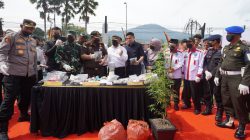 Kegiatan Pemusnahan Barang Bukti Kejahatan termasuk pohon Ganja yang masih hidup oleh Kejari Padangpanjang di Halaman Balai Kota,  Rabu (27/08/2025).
