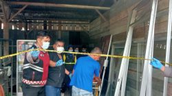 Kasat Reskrim Polres Pariaman Iptu Riyo Ramadhani saat melaksanakan evakuasi terhadap pria paruh baya yang meninggal di gudang kosong, Jum’at (15/08/2025)