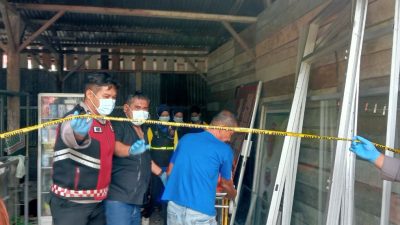 Kasat Reskrim Polres Pariaman Iptu Riyo Ramadhani saat melaksanakan evakuasi terhadap pria paruh baya yang meninggal di gudang kosong, Jum’at (15/08/2025)