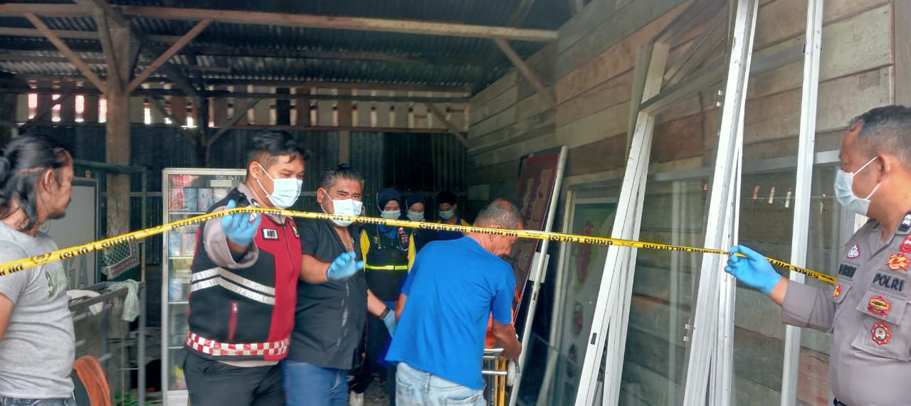 Kasat Reskrim Polres Pariaman Iptu Riyo Ramadhani saat melaksanakan evakuasi terhadap pria paruh baya yang meninggal di gudang kosong, Jum’at (15/08/2025)