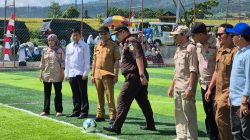 Kajari Padangpanjang Adhi Setyo Prabowo didampingi Kadisdik Nasrul saat melakukan tendangan perdana pembukaan Turnamen Mini Soccer Kajari Cup I antarpelajar SMP/MTs sederajat se-Kota Padangpanjang, Selasa (26/08/2025)