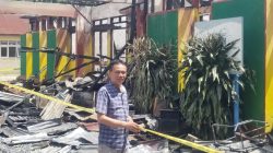 Anggota DPRD Kabupaten Limapuluh Kota Ajisman Dt. Majo Kayo saat meninjau kebakaan Kantor Camat Payakumbuh Kabupaten Limapuluh Kota, Sabtu (24/08/2025)