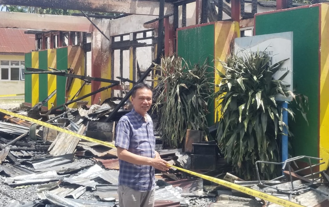 Anggota DPRD Kabupaten Limapuluh Kota Ajisman Dt. Majo Kayo saat meninjau kebakaan Kantor Camat Payakumbuh Kabupaten Limapuluh Kota, Sabtu (24/08/2025)