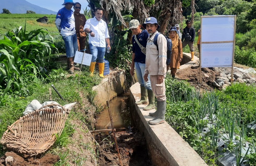 Wakil Ketua DPRD Kota Padangpanjang Mardiansyah, S.Kom saat meninjau pembangunan saluran irigasi P3A Tambun Dadak di Kelurahan Ganting, Kecamatan Padangpanjang Timur.