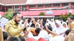 Wali Kota Padang Fadly Arman bersama siswa, beberapa waktu lalu