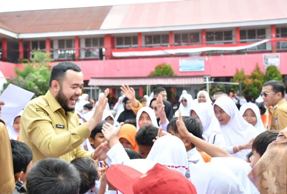 Wali Kota Padang Fadly Arman bersama siswa, beberapa waktu lalu