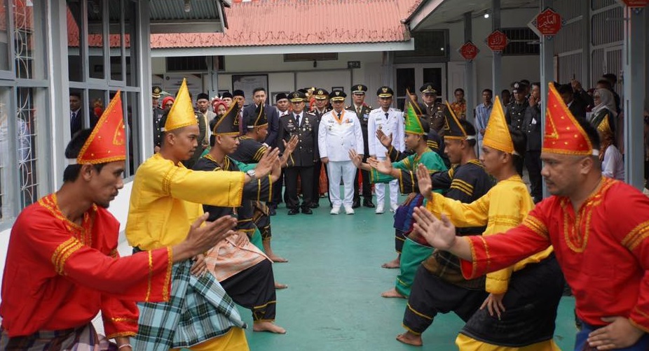 Wali Kota Padangpanjang Hendri Arnis didampingi Wawako Allex Saputra saat disambut Tari Gelombang saat penyerahan remisi di Rutan Kelas IIB Padangpanjang Minggu (17/08/2025)