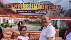 Penyerahanhadiah kepada pemenang Lomba HUT-RI yang dilaksanakan PT. Agro Wiraligatsa yang dilaksanakan di Kecamatan Gunung Tuleh