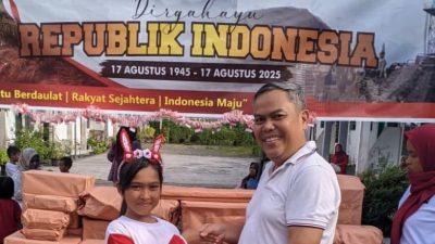 Penyerahanhadiah kepada pemenang Lomba HUT-RI yang dilaksanakan PT. Agro Wiraligatsa yang dilaksanakan di Kecamatan Gunung Tuleh