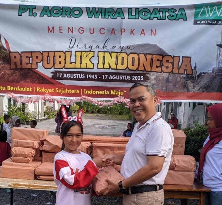 Penyerahanhadiah kepada pemenang Lomba HUT-RI yang dilaksanakan PT. Agro Wiraligatsa yang dilaksanakan di Kecamatan Gunung Tuleh