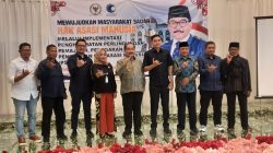 Anggota DPR-RI Komisi XIII Ir. Shadig Pasadigoe, SH., MM bersama Kepala Kanwil KemHAM Dewi Nofyenti, SH., MH, Anggota DPRD Sumbar Erick Hamdani Dt. Ambasa, SE, Ketua DPRD Padangpanjang Imbral, SE, tokoh masyarakat dan tokoh agama saat Sosialisasi Implementasi P5HAM di Kota Padangpanjang.