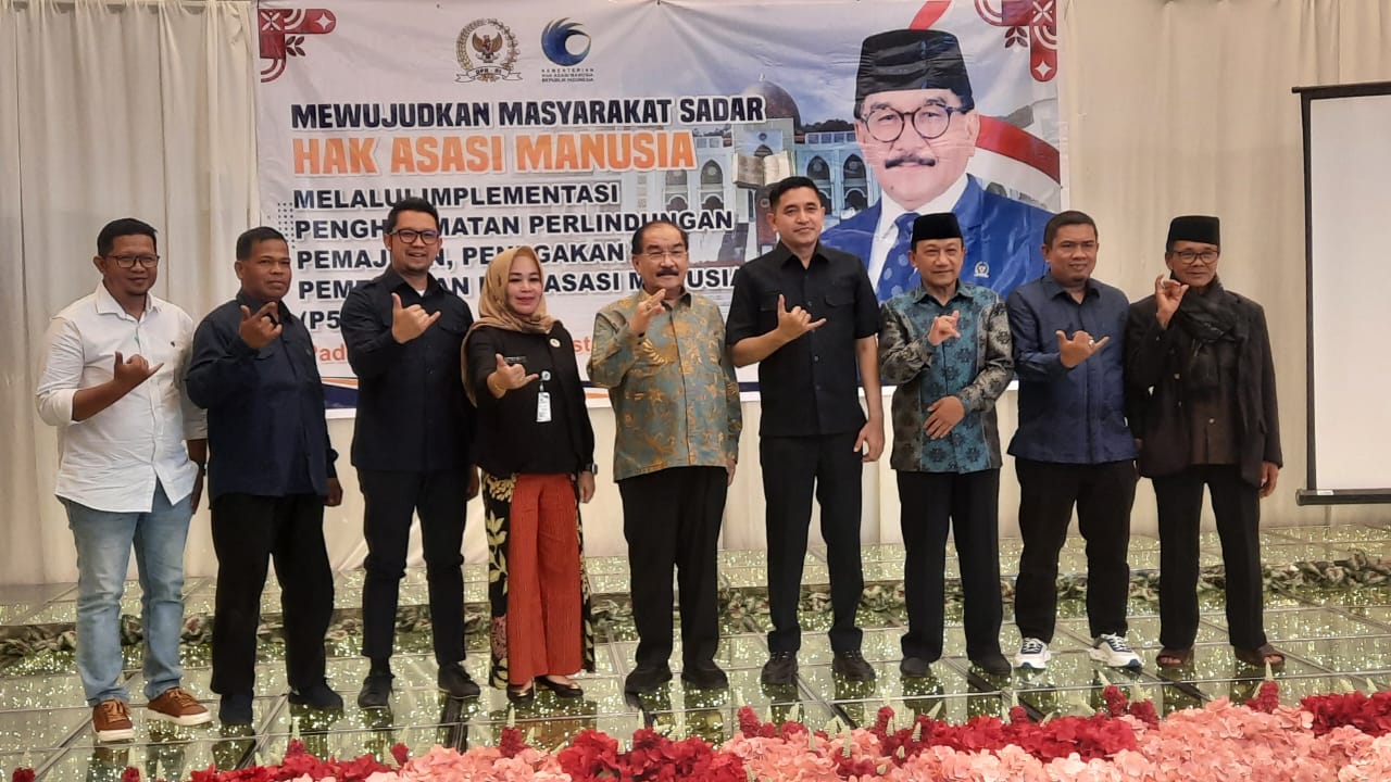 Anggota DPR-RI Komisi XIII Ir. Shadig Pasadigoe, SH., MM bersama Kepala Kanwil KemHAM Dewi Nofyenti, SH., MH, Anggota DPRD Sumbar Erick Hamdani Dt. Ambasa, SE, Ketua DPRD Padangpanjang Imbral, SE, tokoh masyarakat dan tokoh agama saat Sosialisasi Implementasi P5HAM di Kota Padangpanjang.