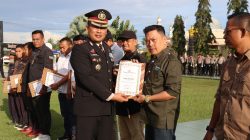 Wartawan Harian Umum Rakyat Sumbar Ahmad Budiawan saat menerima piagam penghargaan dari Kapolres Pasaman Barat AKBP. Agung Tribawanto, S.IK