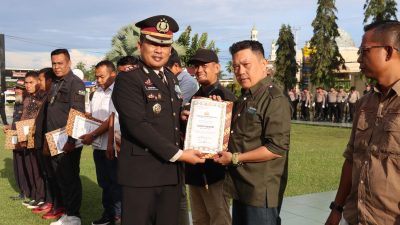 Wartawan Harian Umum Rakyat Sumbar Terima Penghargaan dari Kapolres Pasaman Barat